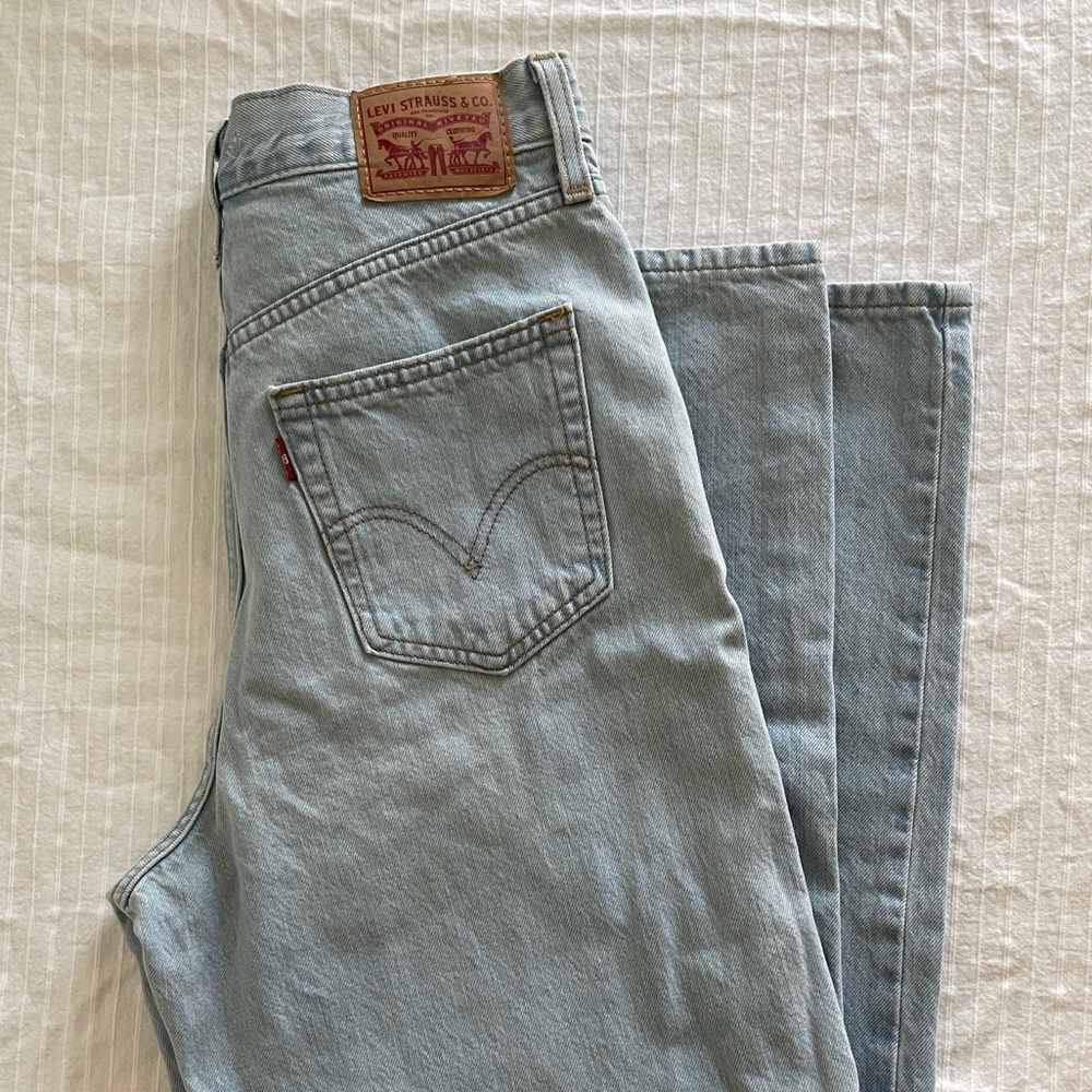 LEVI | High waisted Straight Leg Light wash Jeans size 28